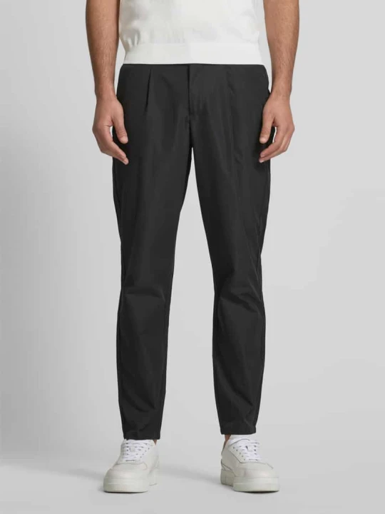 Zdjęcie produktu Chinosy o kroju tapered fit z zakładkami w pasie Colours & Sons Czarny