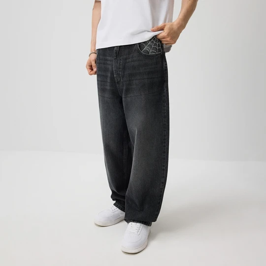 Zdjęcie produktu Ciemne jeansy skater fit z haftem pajęczyny i motywem pająka House czarny
