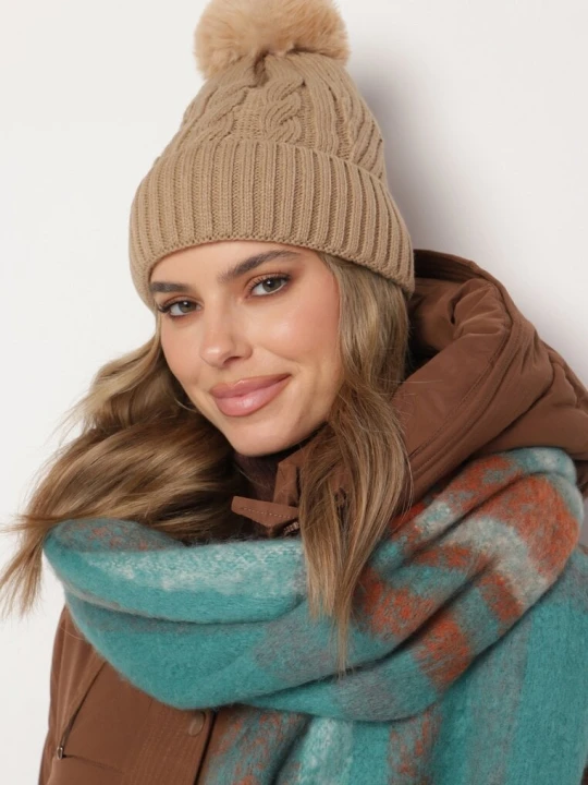 Zdjęcie produktu Ciemnobeżowa Czapka Beanie w Warkoczowy Wzór z Pomponem i Futrzaną Wyściółką Feledi Beżowy