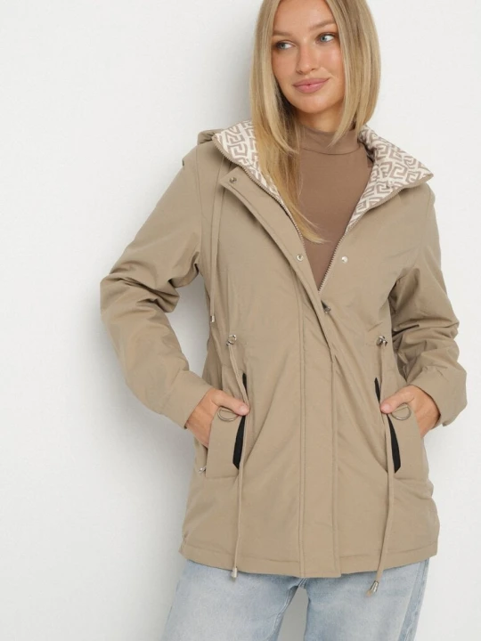 Zdjęcie produktu Ciemnobeżowa Kurtka Parka z Kapturem z Ozdobną Wyściółką Tiolara J.style Beżowy