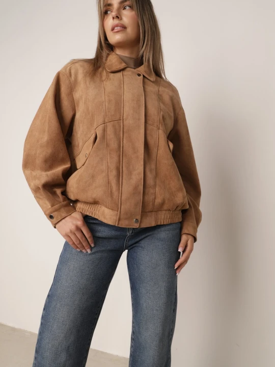 Zdjęcie produktu Ciemnobeżowa Kurtka Przejściowa z Imitacji Zamszu w Stylu Retro z Gumką na Dole i Kołnierzem Eurika Ann Gissy Beżowy