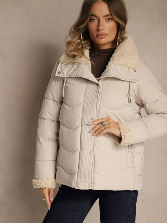Zdjęcie produktu Ciemnobeżowa Kurtka z Pikowanymi Przeszyciami i Kapturem Zdobiona Futerkiem Olevesa Romee's Beżowy