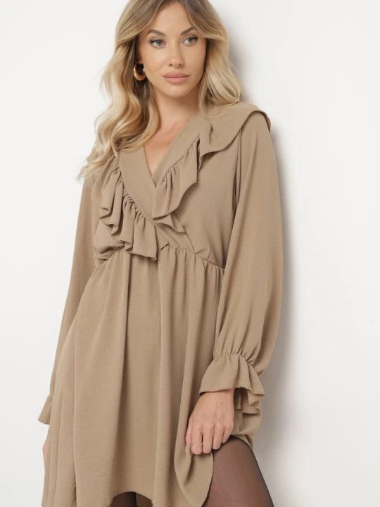 Zdjęcie produktu Ciemnobeżowa Rozkloszowana Sukienka o Kopertowym Kroju z Falbankami Celonara New Collection Beżowy