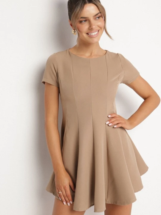 Zdjęcie produktu Ciemnobeżowa Rozkloszowana Sukienka z Krótkim Rękawem i Ozdobnymi Przeszyciami Meporea New Collection Beżowy