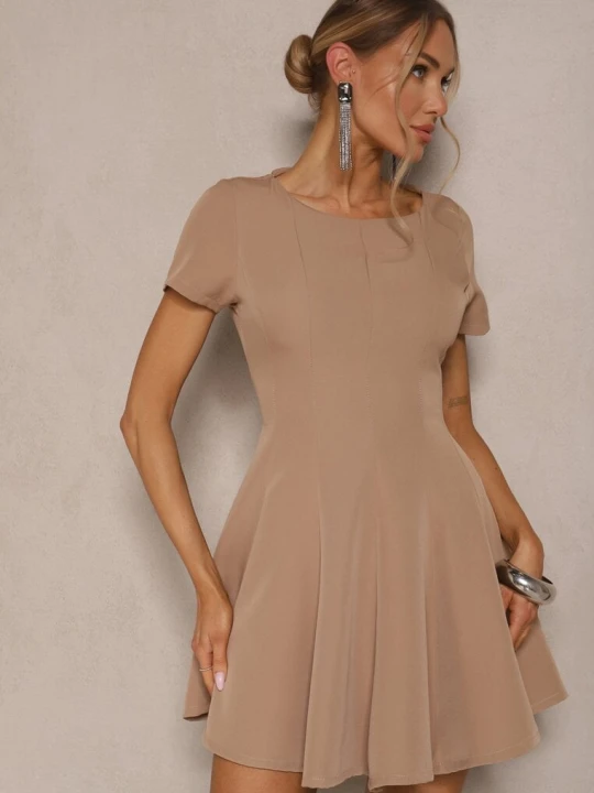Zdjęcie produktu Ciemnobeżowa Sukienka o Rozkloszowanym Kroju na Krótki Rękaw Zdobiona Przeszyciami Mepiza New Collection Beżowy