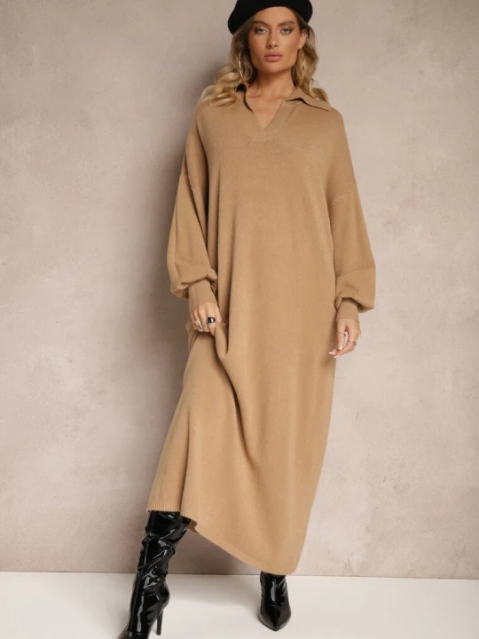 Zdjęcie produktu Ciemnobeżowa Sweterkowa Sukienka z Wiskozą o Pudełkowym Kroju Ozdobiona Kołnierzykiem Clarinnae M&d Fashion Beżowy