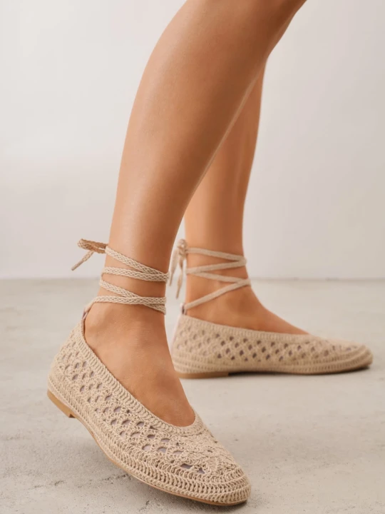 Zdjęcie produktu Ciemnobeżowe Boho Balerinki VICES z Szydełkową Cholewką i Wiązaniem Wokół Kostki Arriria Beżowy