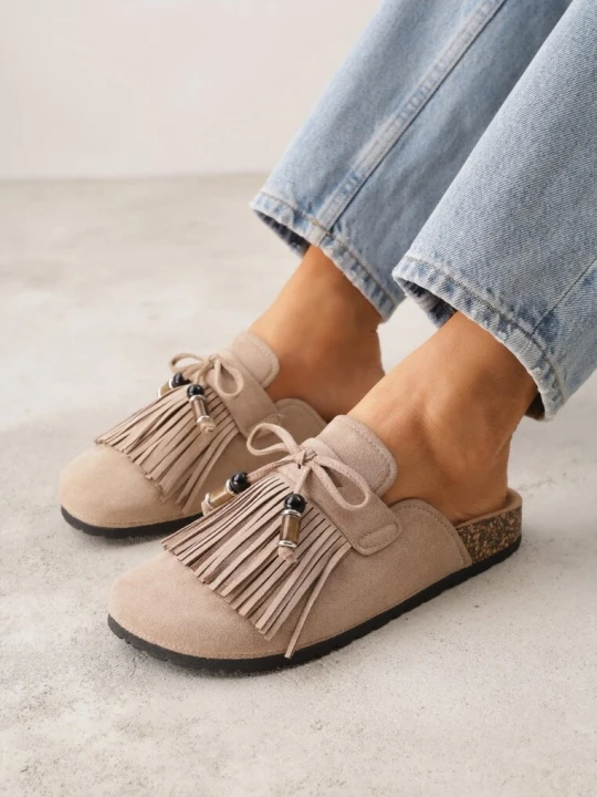 Zdjęcie produktu Ciemnobeżowe Boho Klapki Mule z Imitacji Zamszu z Frędzlami i Koralikami Elwedila Bestelle Beżowy