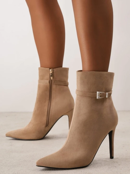 Zdjęcie produktu Ciemnobeżowe Eleganckie Botki na Szpilce Ozdobione Klamrą z Cyrkoniami Onestia Ciaodeo Beżowy