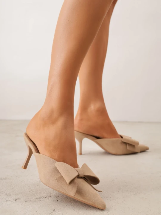 Zdjęcie produktu Ciemnobeżowe Klapki Mule na Szpilce z Kokardką Kimoseis C&l Fashion Beżowy