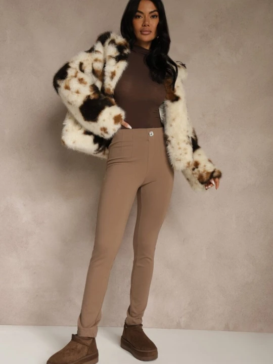 Zdjęcie produktu Ciemnobeżowe Legginsy High Waist z Wiskozą z Cyrkoniowym Guzikiem Naliselle Yu & Me Beżowy