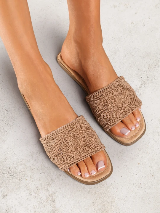 Zdjęcie produktu Ciemnobeżowe Plecione Klapki na Płaskiej Podeszwie w Stylu Boho Evielle Vices Beżowy