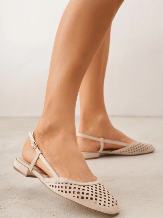 Zdjęcie produktu Ciemnobeżowe Sandały Slingback z Kwadratowym Noskiem i Ażurową Cholewką Jurria Ideal Beżowy