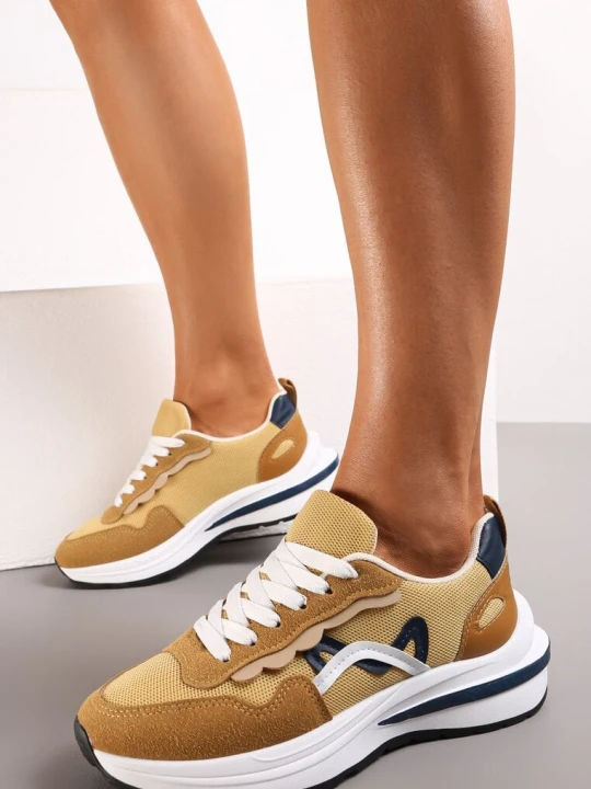 Zdjęcie produktu Ciemnobeżowe Sneakersy przed Kostkę z Modnymi Przeszyciami Ciana Beżowy