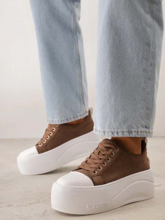 Zdjęcie produktu Ciemnobeżowe Sneakersy VICES na Platformie z Metaliczną Aplikacją i Napisem Beli Beżowy