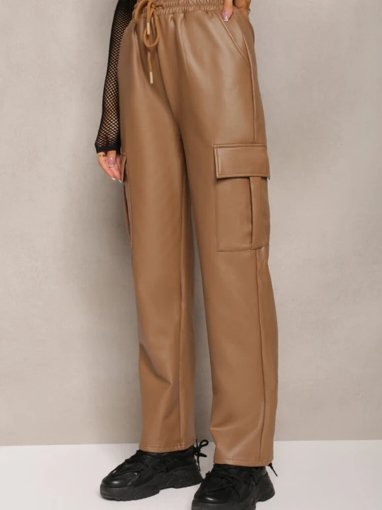 Zdjęcie produktu Ciemnobeżowe Szerokie Spodnie High Waist Ocieplone w Stylu Cargo z Gumką w Pasie i Kieszeniami na Klapy Vilencja Defox Beżowy