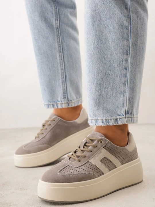 Zdjęcie produktu Ciemnobeżowe Zamszowe Sneakersy na Grubej Podeszwie z Perforacją i Ozdobą Sewtora Goodin Beżowy