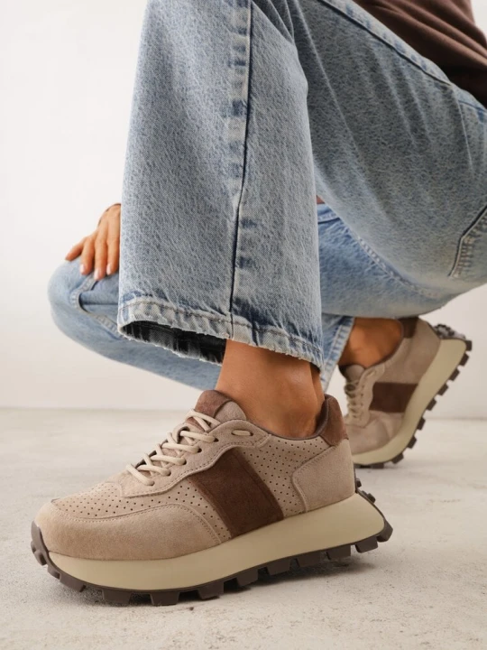 Zdjęcie produktu Ciemnobeżowe Zamszowe Sneakersy na Podeszwie Chunky z Perforowaną Cholewką Cezarlina Goodin Beżowy