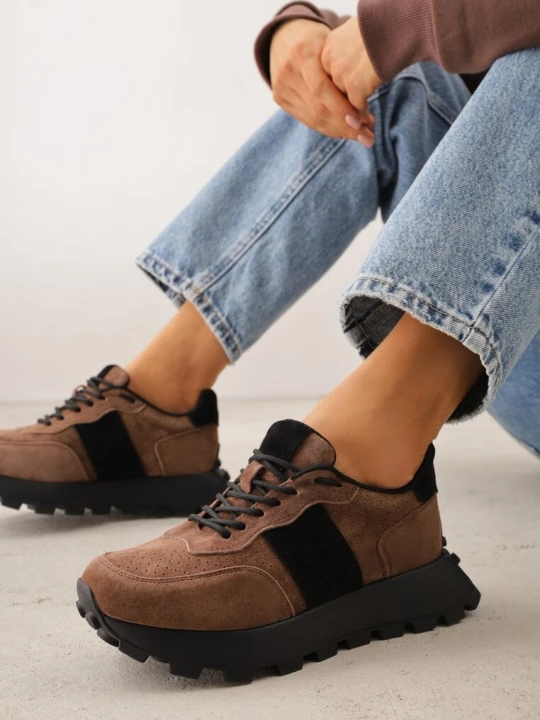 Zdjęcie produktu Ciemnobrązowe Zamszowe Sneakersy na Podeszwie Chunky z Perforowaną Cholewką Cezarlina Goodin Brązowy