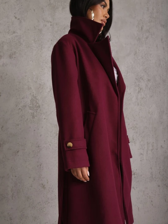 Zdjęcie produktu Ciemnofioletowy Długi Płaszcz Wiązany w Talii Materiałowym Paskiem z Ozodobnymi Guzikami na Rękawach Thakore New Collection