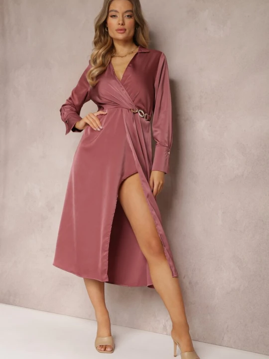 Zdjęcie produktu Ciemnoróżowa Satynowa Sukienka Kopertowa z Gumką i Łańcuszkiem w Talii Shaffa Rosa Różowy