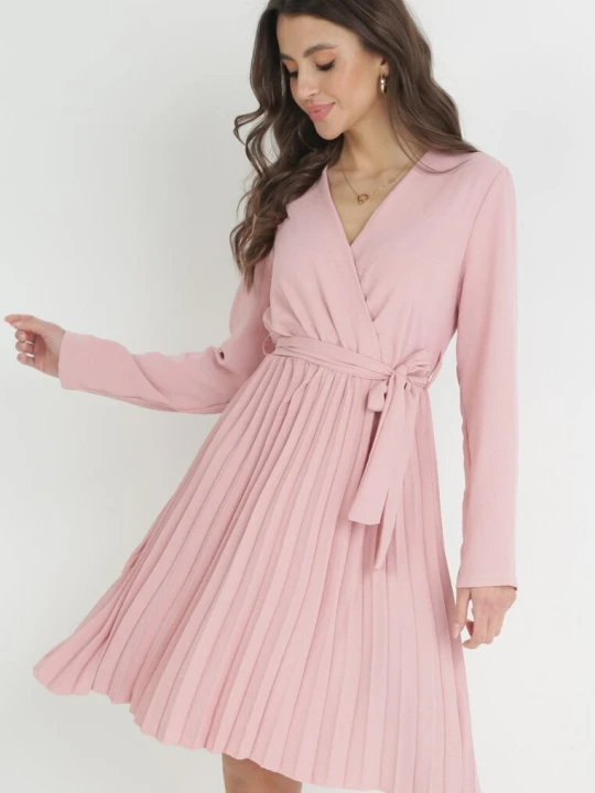 Zdjęcie produktu Ciemnoróżowa Sukienka Plisowana z Kopertowym Dekoltem i Paskiem Minesia New Collection Różowy