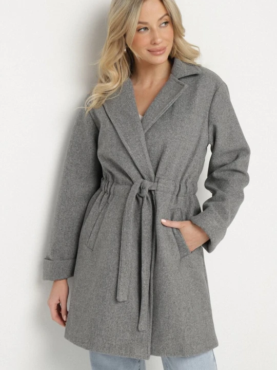 Zdjęcie produktu Ciemnoszary Płaszcz o Szlafrokowym Kroju z Marszczeniem w Talii i Wiązanym Paskiem Sartissa New Collection