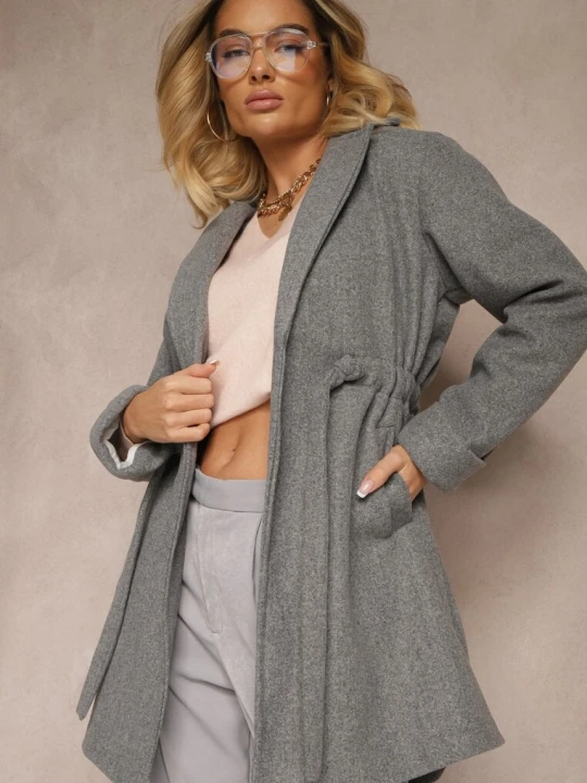 Zdjęcie produktu Ciemnoszary Szlafrokowy Płaszcz z Wiązanym Paskiem i Ozdobnym Marszczeniem w Pasie Pittia New Collection