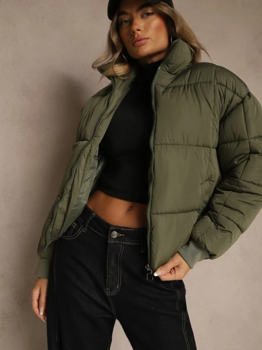 Zdjęcie produktu Ciemnozielona Kurtka Puffer z Pikowanymi Przeszyciami i Ściągaczami przy Rękawach Cenilea J.style Zielony