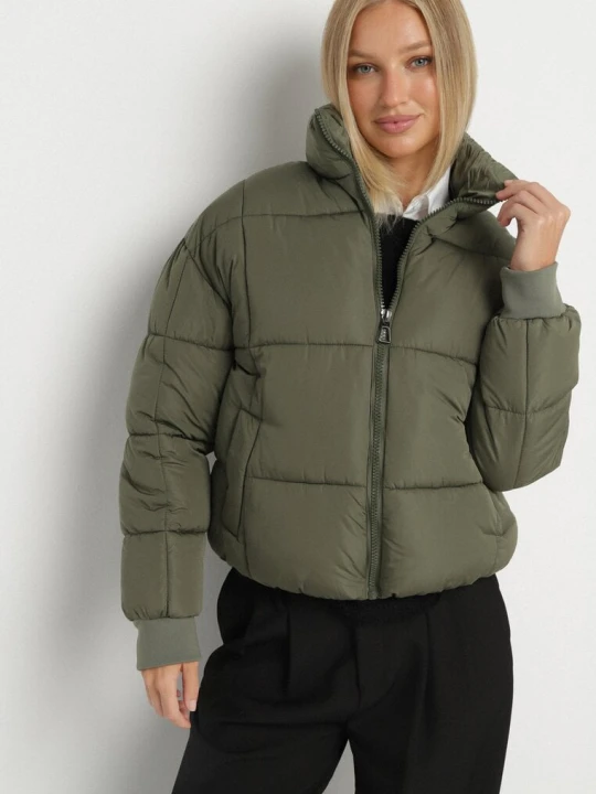 Zdjęcie produktu Ciemnozielona Pikowana Kurtka Puffer o Prostym Kroju ze Ściągaczami przy Rękawach Suzzana J.style Zielony