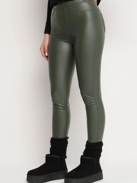Zdjęcie produktu Ciemnozielone Legginsy z Ekoskóry z Wysokim Stanem i Imitacją Kieszeni Merievia Defox Zielony