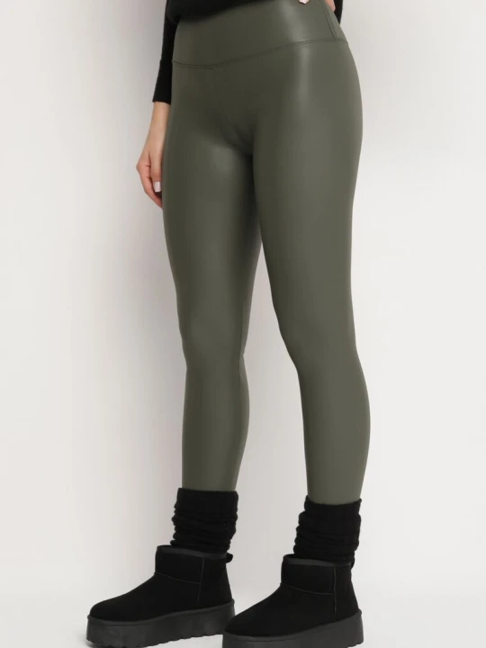 Zdjęcie produktu Ciemnozielone Legginsy z Ekoskóry z Wysokim Stanem i Polarem Labira Defox Zielony