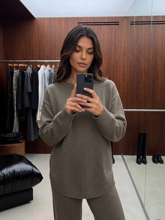 Zdjęcie produktu Ciemnozielony Komplet Dzianinowy z Wiskozą Longsleeve i Luźne Spodnie Mirette M&d Fashion