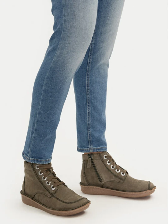 Zdjęcie produktu Clarks Trzewiki Funny Cedar 261738864 Khaki