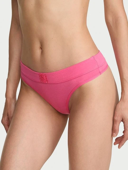 Zdjęcie produktu Cotton Stringi bawełniane z naszytym koronkowym logo Victoria's Secret Różowy