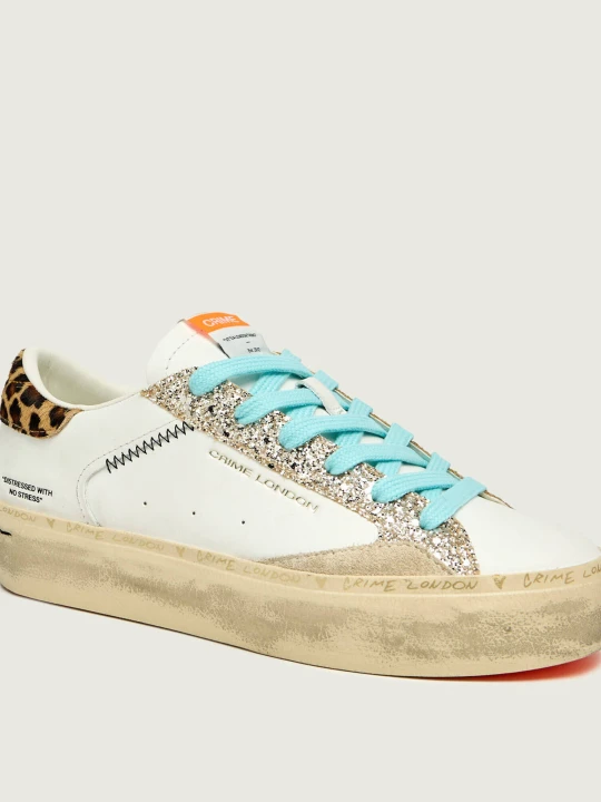 Zdjęcie produktu Crime London Skórzane sneakersy DISTRESSED | zamsz biały