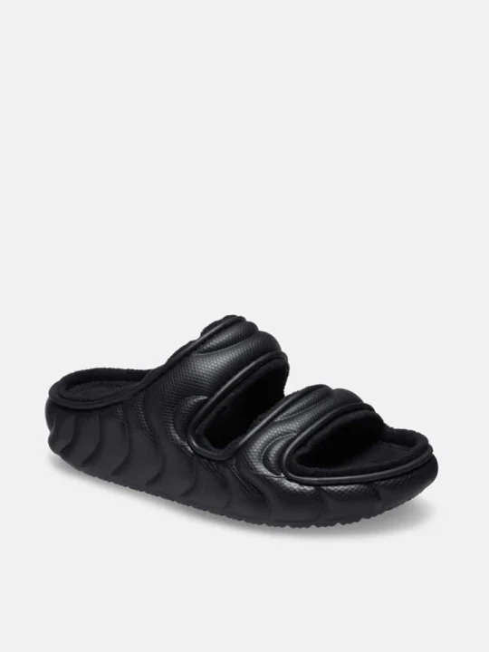 Zdjęcie produktu Crocs Klapki "Classic Cozzzy Overpuff" w kolorze czarnym rozmiar: 45/46