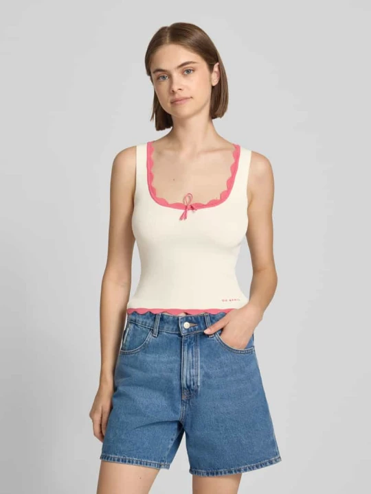 Zdjęcie produktu Crop top z mieszanka wiskozy z falisty brzeg model 'Anele' Oh April Biały
