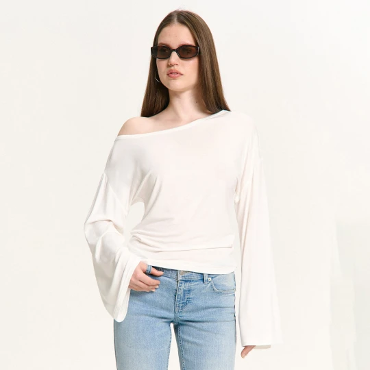 Zdjęcie produktu Cropp - Biała bluzka oversize z opadającym ramieniem - kremowy
