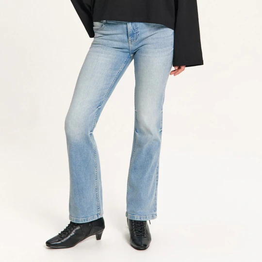 Zdjęcie produktu Cropp - Błękitne jeansy bootcut z efektem sprania - niebieski