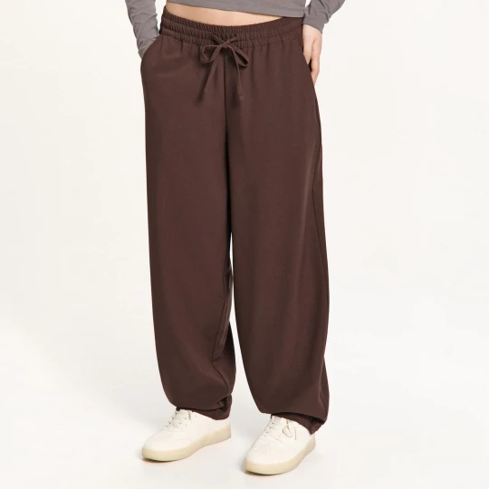 Zdjęcie produktu Cropp - Brązowe spodnie baggy z wiskozą - brązowy