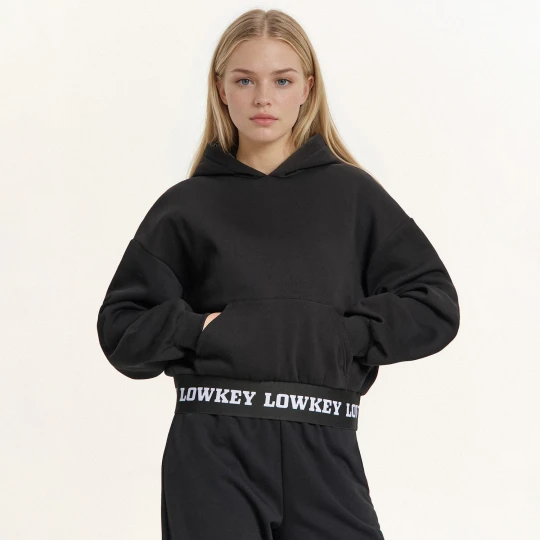 Zdjęcie produktu Cropp - Czarna bluza hoodie z tekstowym nadrukiem - czarny