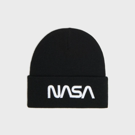 Zdjęcie produktu Cropp - Czarna czapka beanie NASA - czarny