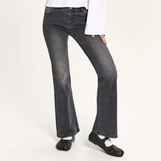 Zdjęcie produktu Cropp - Czarne jeansy bootcut z efektem sprania - czarny