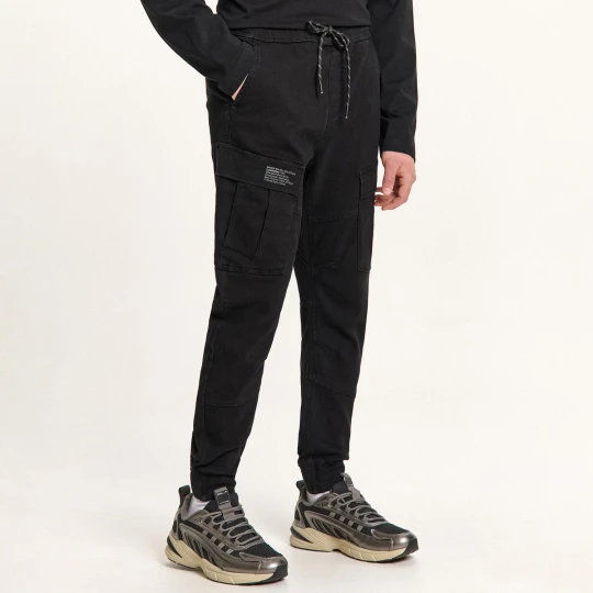 Zdjęcie produktu Cropp - Czarne jeansy jogger z kieszeniami cargo - czarny