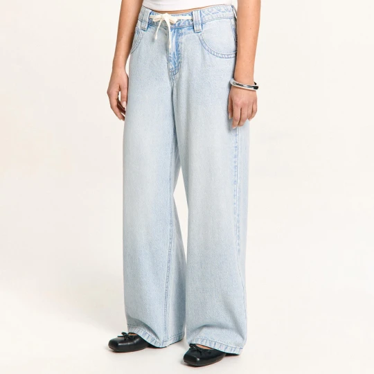 Zdjęcie produktu Cropp - Jasne jeansy baggy ze sznurkiem w pasie - niebieski