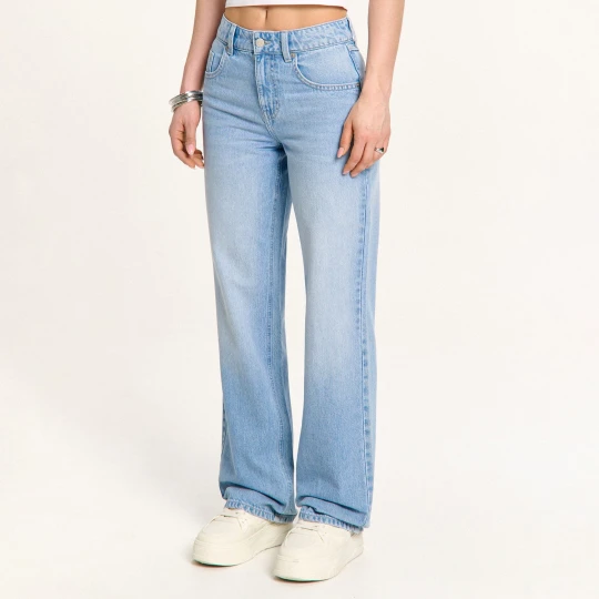 Zdjęcie produktu Cropp - Jasnoniebieskie jeansy straight z efektem sprania PETITE - niebieski