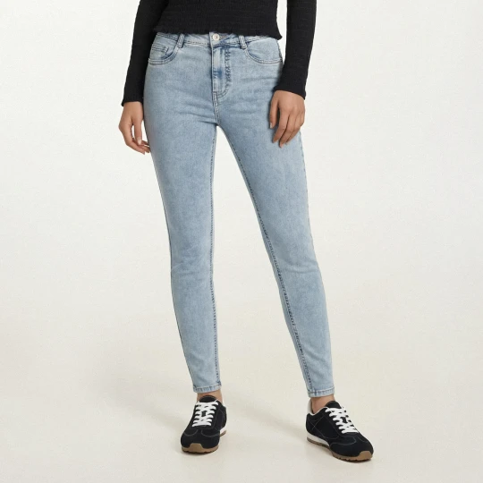 Zdjęcie produktu Cropp - Jasnoniebieskie sprane jeansy skinny z kieszeniami - niebieski