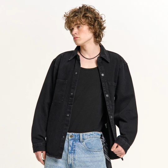 Zdjęcie produktu Cropp - Jeansowa kurtka overshirt z efektem sprania - czarny