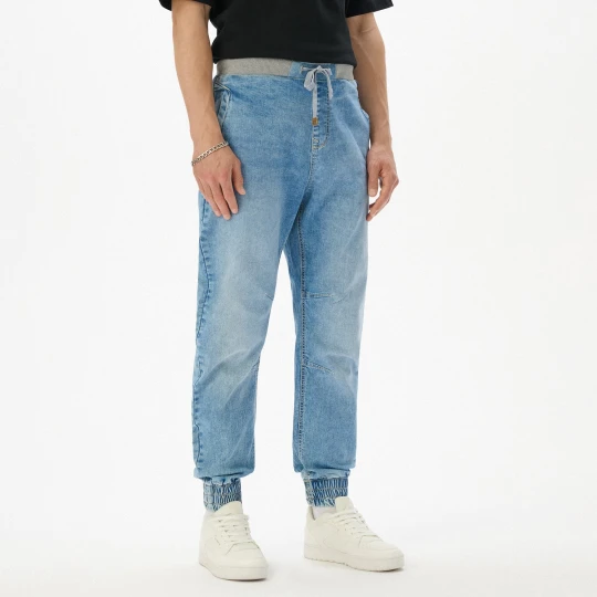 Zdjęcie produktu Cropp - Jeansowe joggery z efektem sprania - niebieski